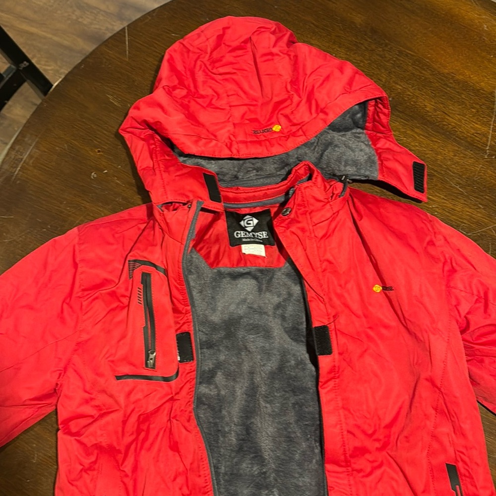 Youth 14/16 Ski coat Gemyse in great condition
Warm, 3 zippers, hood zippers too